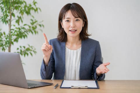 解説している女性の画像